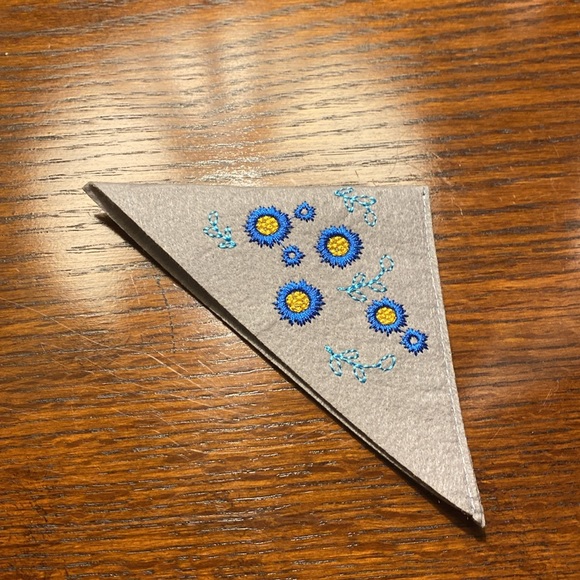 Embroidered Gray Floral Felt Corner Bookmark Marker - NEW - Picture 2 of 3